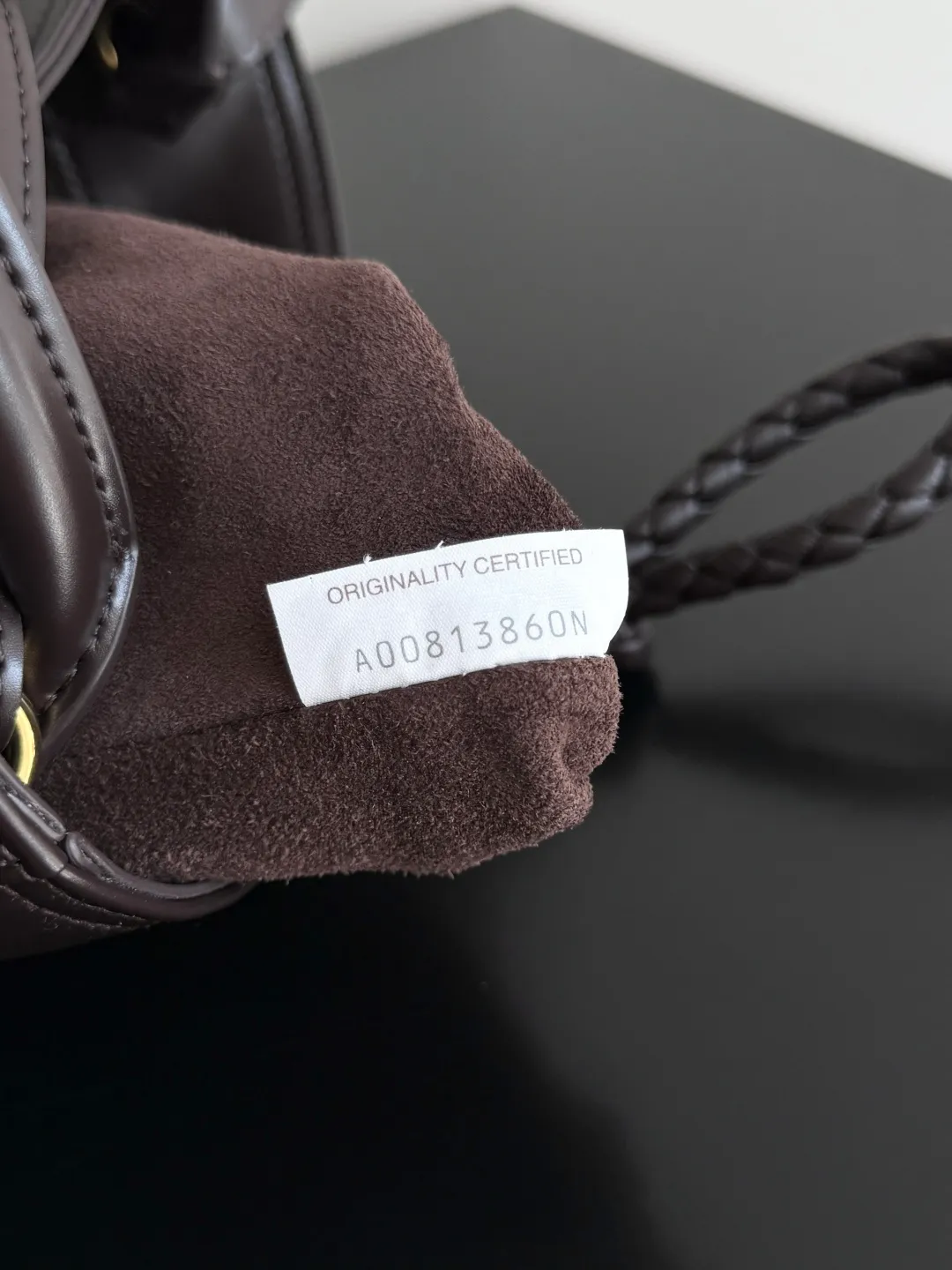 Batch 1620 BOTTEGA VENETA 2025 new women's LIBERTA small bucket bag The wind of "freedom" is still blowing towards summer🫧Unique bag shape and large enough capacity. This kind of small bag has always been very popular in summer. It can easily store essential items such as sunscreen and mini 5-fold umbrella when carrying it when going out. It uses braided knots and horseshoe buckle shapes. The metal ring is used for opening and closing, and the classic weaving is only used as an embellishment here, giving way to the simplicity of all-leather. It is a true combination of innovation and classics. It is also equipped with a detachable long shoulder strap. Friends who don’t like to carry it on the shoulder can only buy this bag and have more choices. Style number: 815244 Size: 22*18*15cm